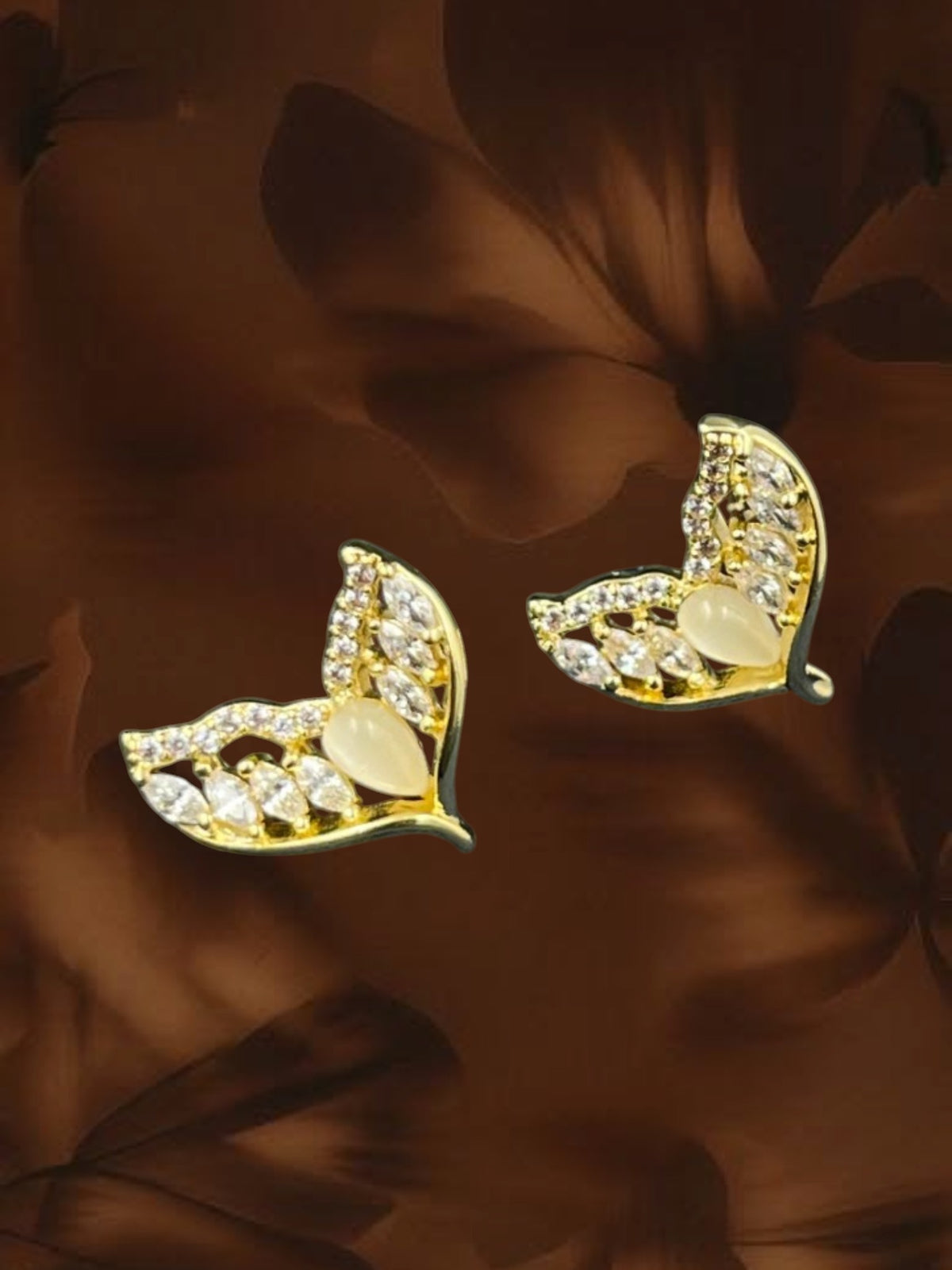 SHE BEAUTY mermaid pendant set featuring gold-tone earrings with clear crystals and a central teardrop stone
