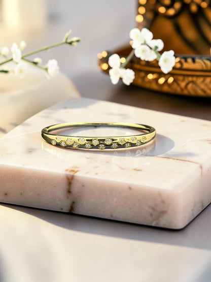 SHE BEAUTY anti-tarnish gold-tone bracelet featuring delicate star-shaped settings with sparkling AD stones