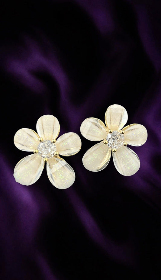 SHE BEAUTY S925 Korean flower stud earrings with white glitter petals and a central sparkling crystal stone