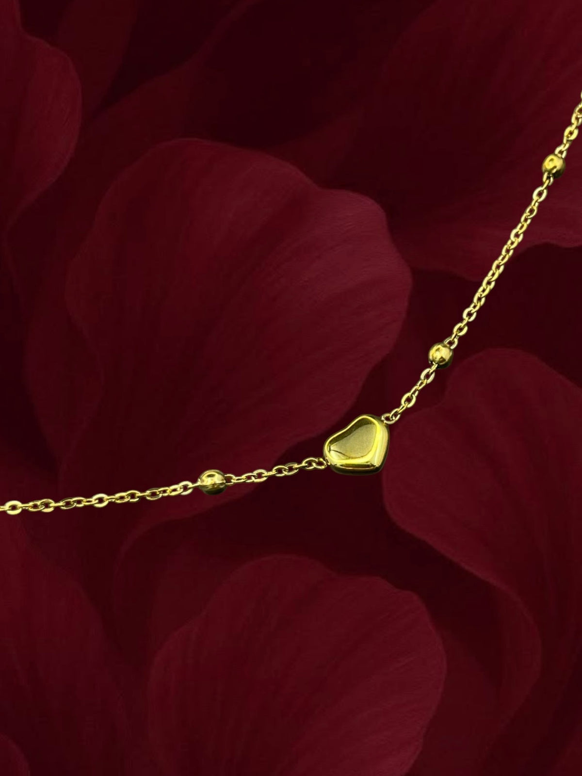 SHE BEAUTY KIYU ZIYU gold-toned anklet featuring a delicate chain with small beads and a central heart charm