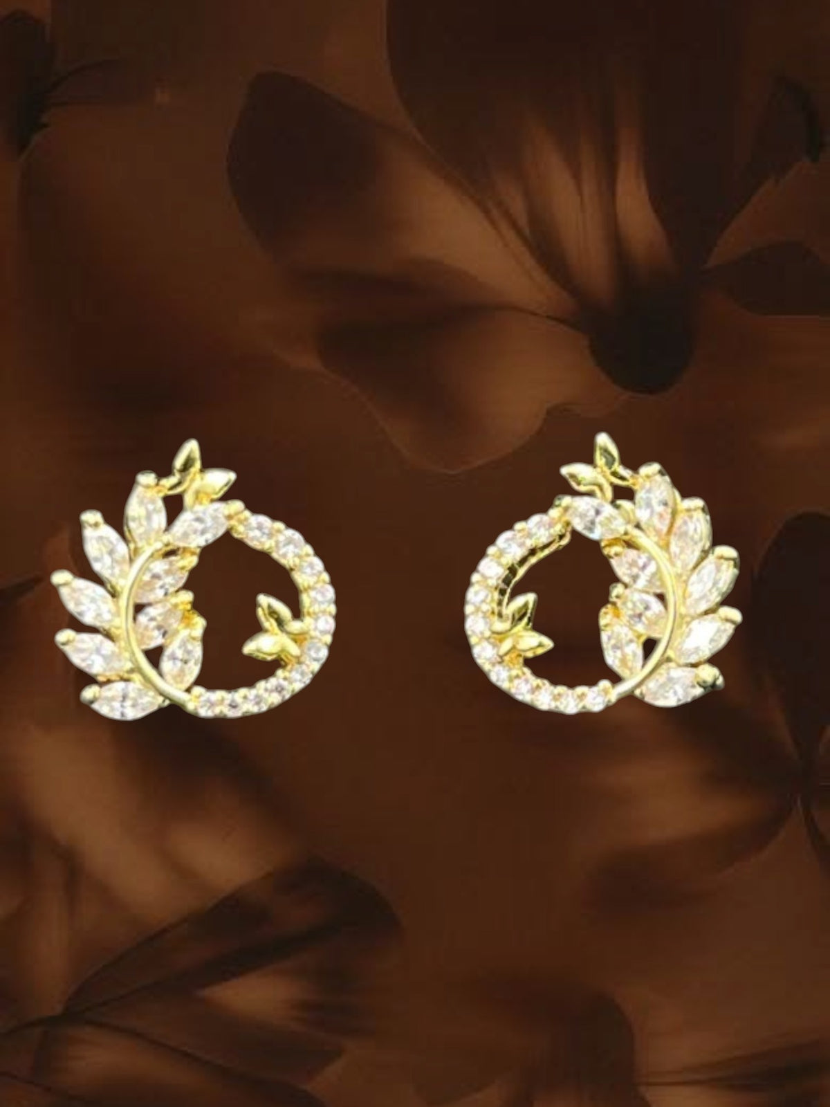 SHE BEAUTY Korean halo pendant set featuring gold-tone leaf-shaped earrings with sparkling white cubic zirconia stones.