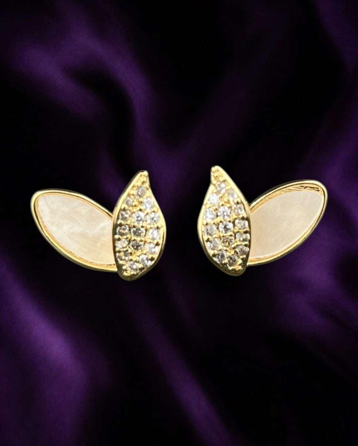 SHE BEAUTY EXCLUSIVE 925POST gold-toned leaf-shaped stud earrings with white enamel and sparkling crystal accents