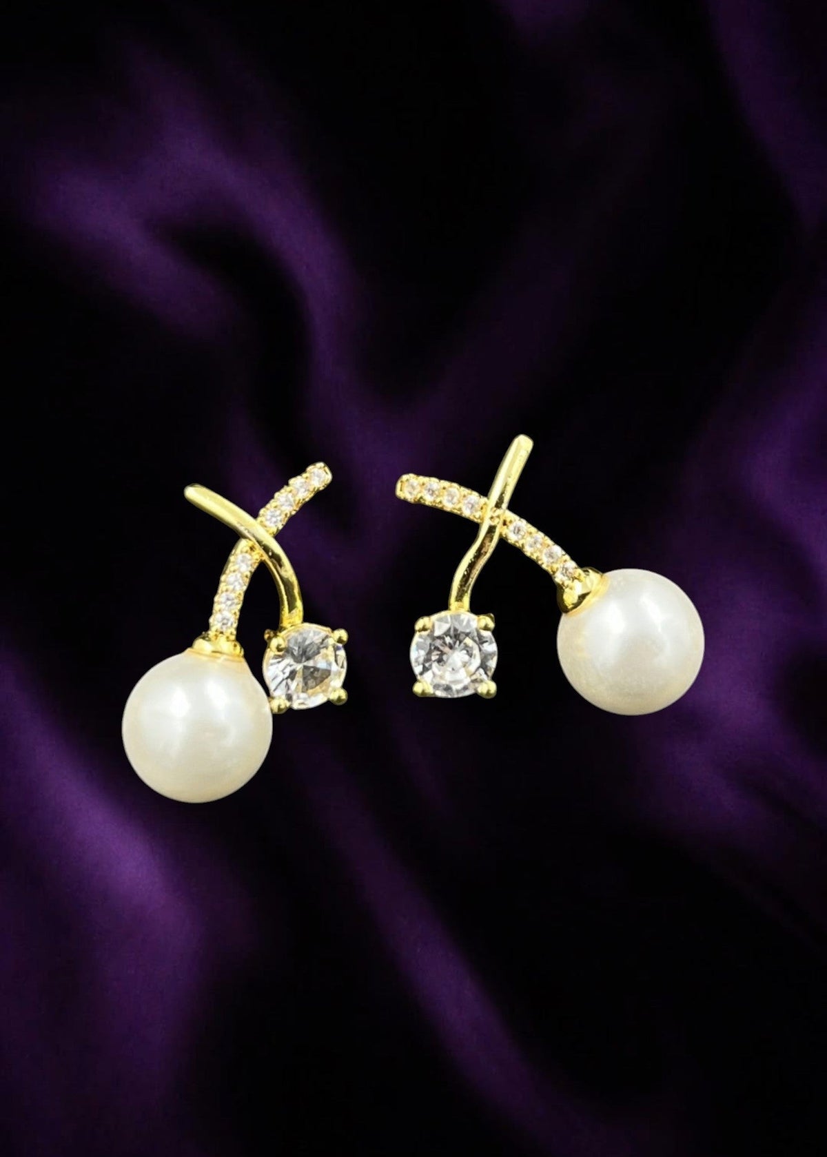 SHE BEAUTY EXCLUSIVE 925POST gold-tone earrings with white pearls and sparkling cubic zirconia on purple silk