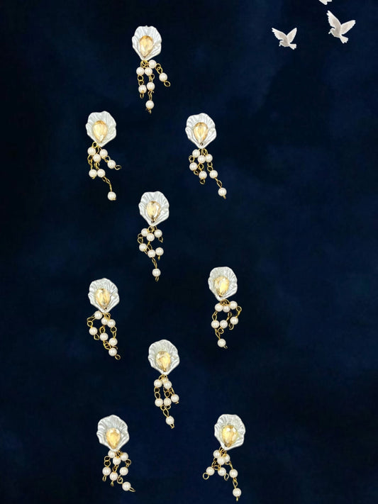 SHE BEAUTY shell crystal hair beads featuring gold-toned accents and pearl-like drops on a dark blue background