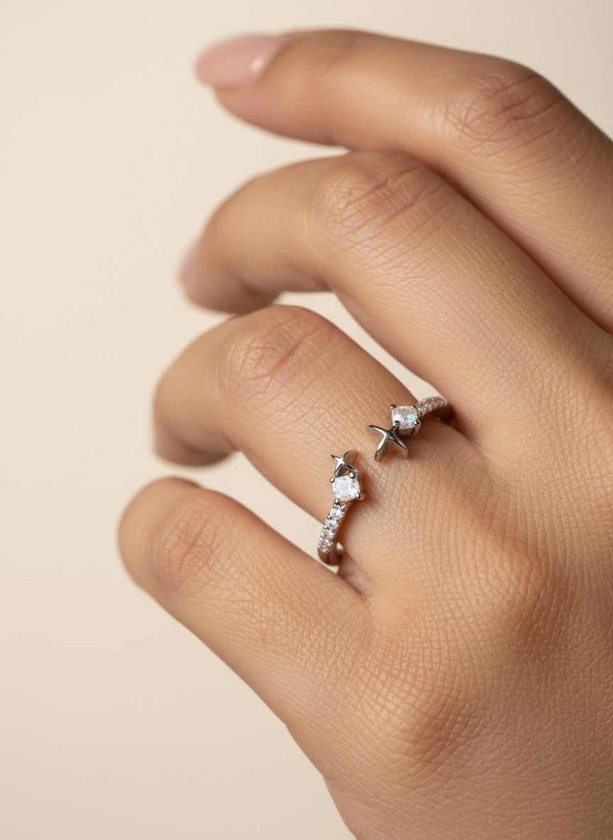 SHE BEAUTY sterling silver open ring featuring two small star motifs with sparkling cubic zirconia stones