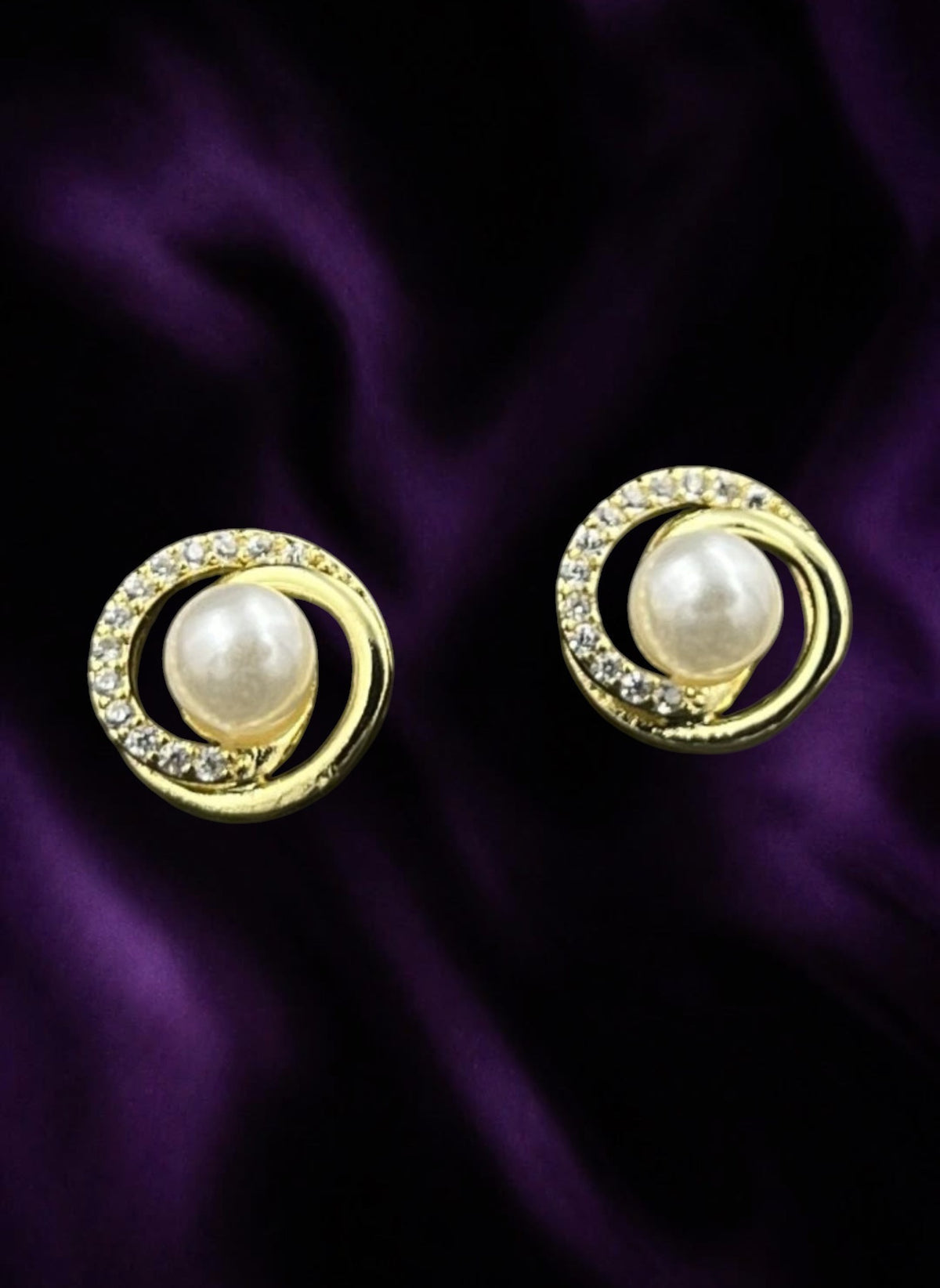 SHE BEAUTY VELVET PEARL gold-tone stud earrings featuring a central faux pearl surrounded by sparkling crystals